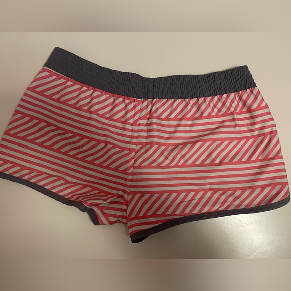 Nike Women’s Reversible Athletic Shorts - Picture 4 of 4